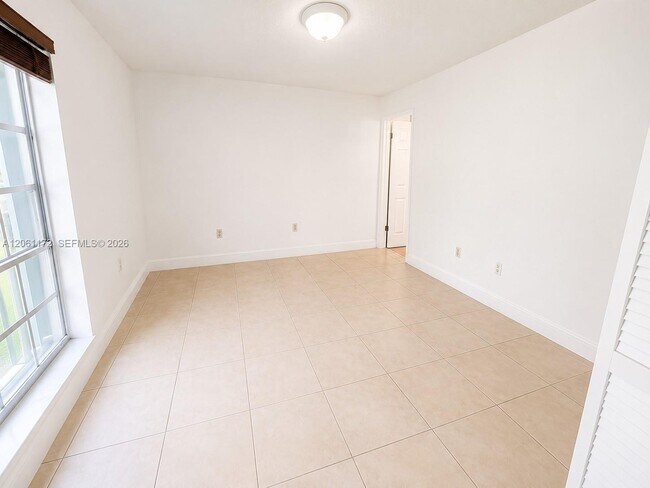 Building Photo - 10800 N Kendall Dr