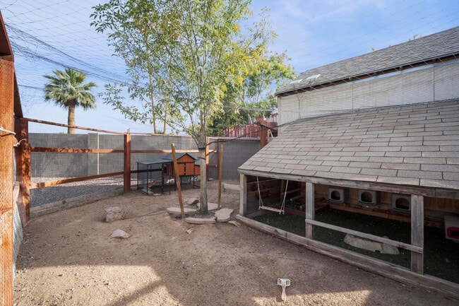 Building Photo - 4515 W Shaw Butte Dr