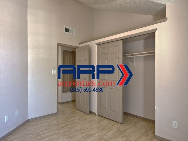 Building Photo - SPACIOUS AND ELEGANT EASTSIDE HOME
