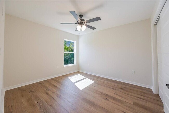 Building Photo - 1164 Fairway Dr