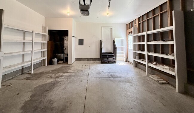 Building Photo - 2729 E Shoreham St