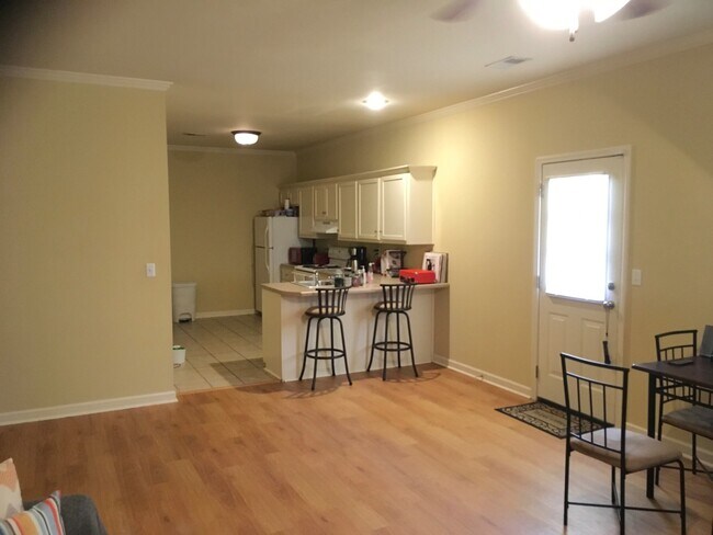 Building Photo - 104 Cypress Glenn