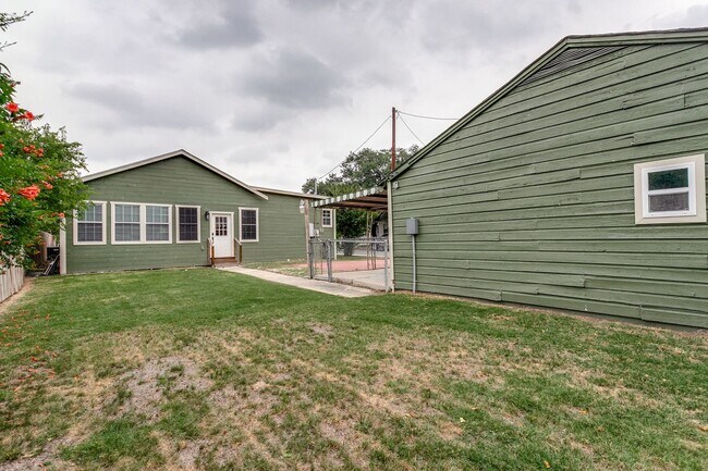 Building Photo - 1004 Edison Dr