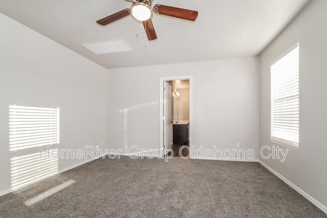 Building Photo - 2025 Bosc Dr