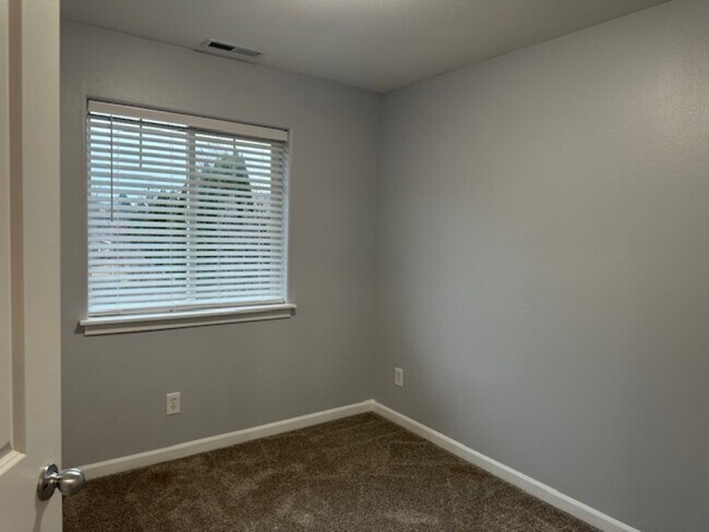 Building Photo - 223 Pioneer Dr