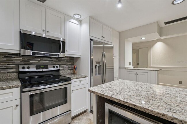 Building Photo - 1 Beach Dr SE