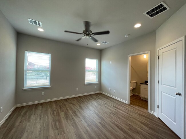 Building Photo - Townhome for rent