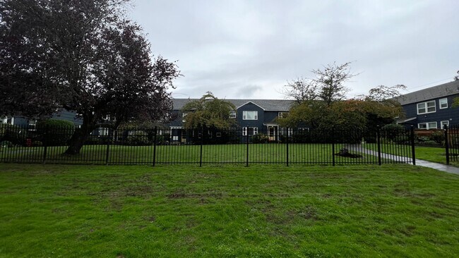 Building Photo - Pristine Top Floor 1 Bed, 1 Bath Gem!