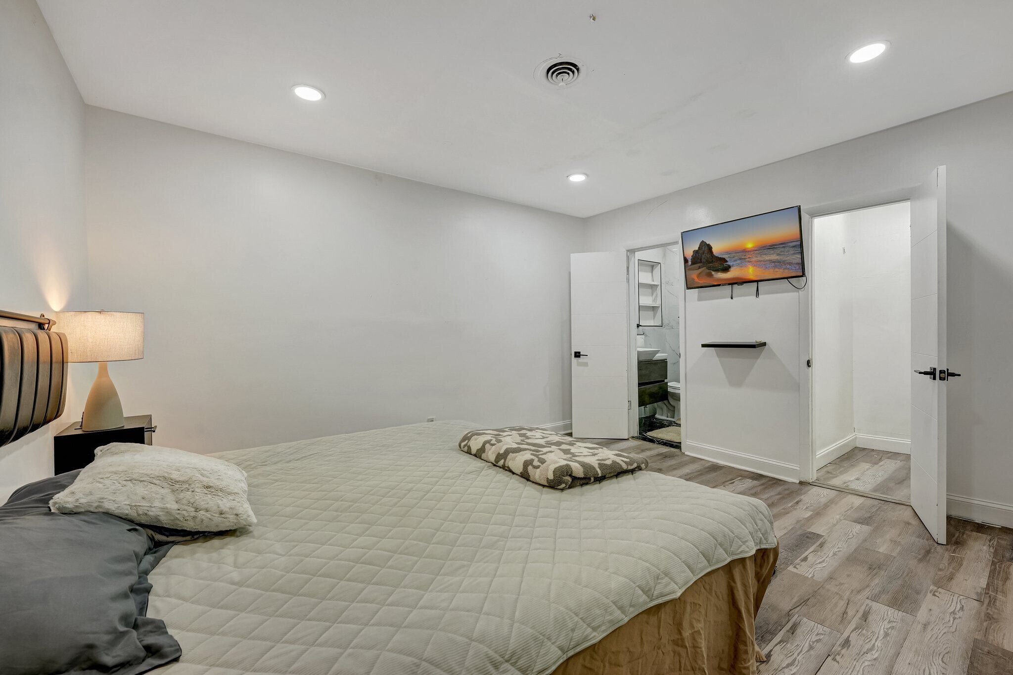 Building Photo - 18600 NE 7th Ct