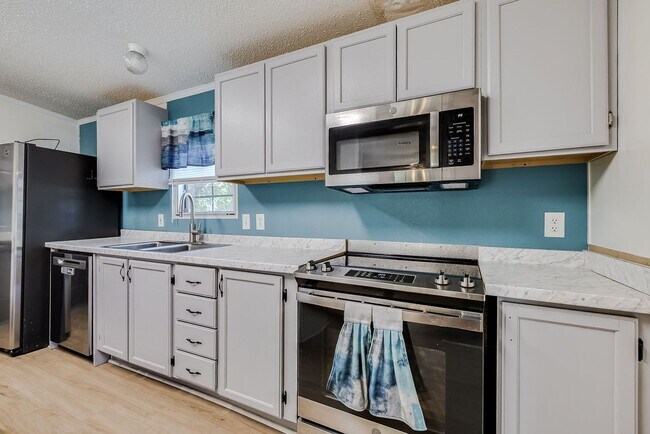 Building Photo - Spacious 3 Bed 2 Bath Home on Large Lot - NO HOA!