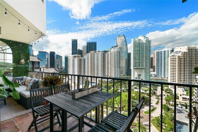 Building Photo - 520 Brickell Key Dr