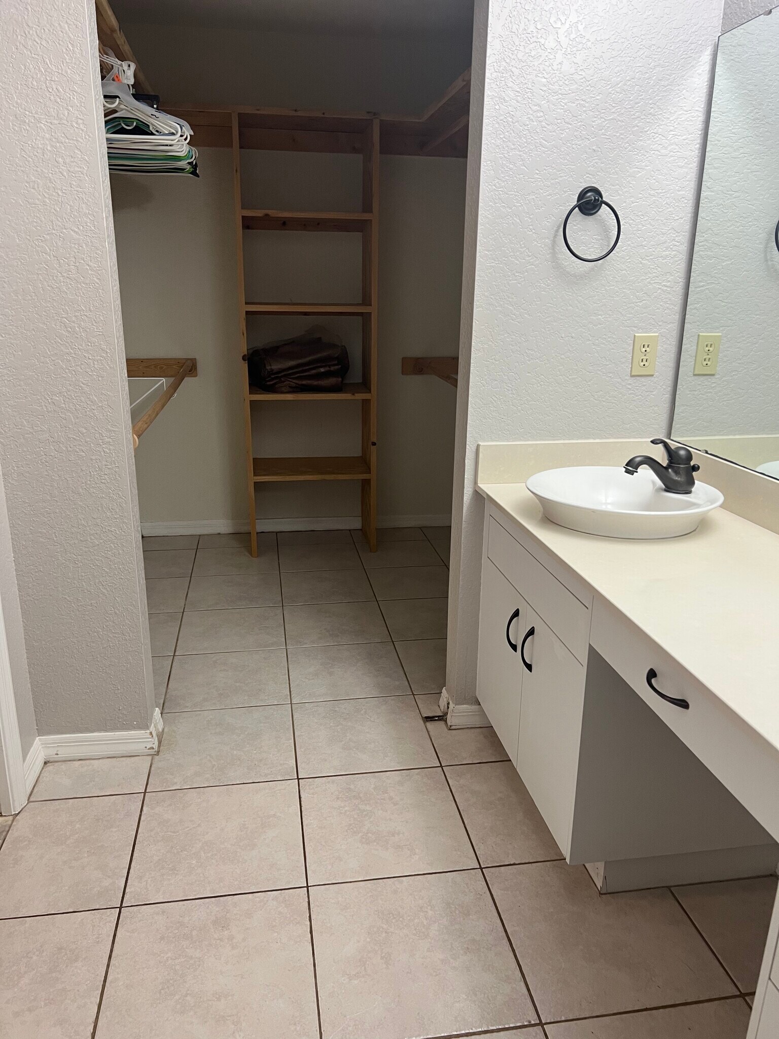 Building Photo - 404 Bouchelle Dr