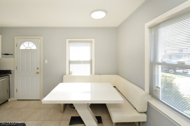 Building Photo - 483 Mt Prospect Ave