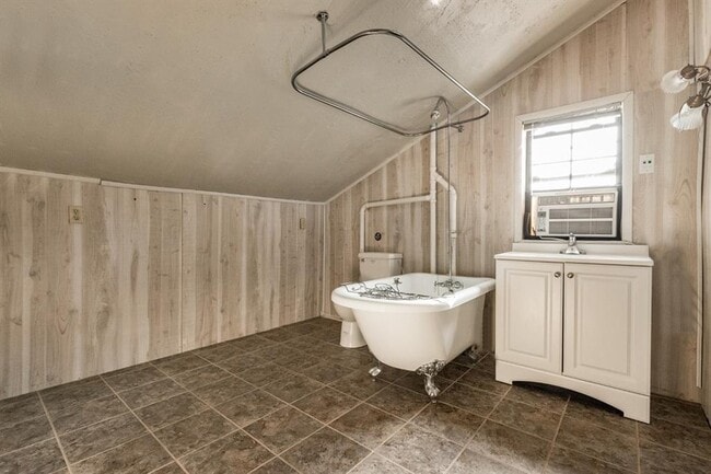 Building Photo - 1251 Kingston Rd