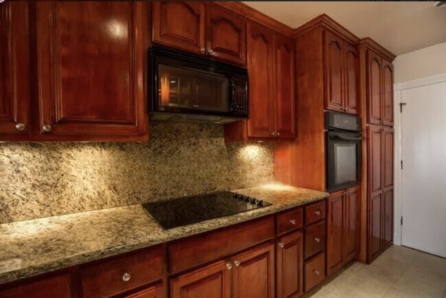 Building Photo - 11970 Montana Ave