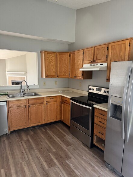Building Photo - 5931 Cedar Lake Dr
