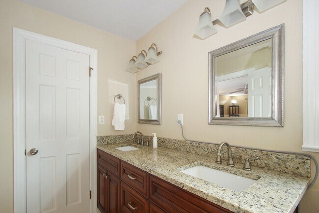 Building Photo - 427 Elizabeth Lake Dr