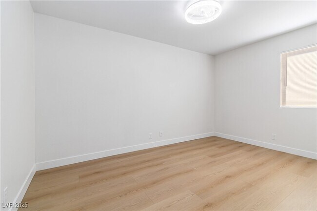 Building Photo - 5060 Indian River Dr