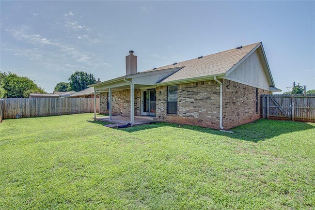 Building Photo - 2109 Shamrock Dr