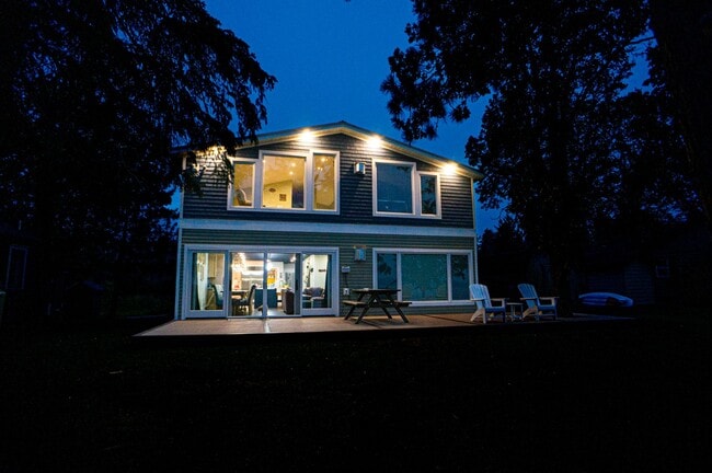 Building Photo - FULLY FURNISHED LAKE HOME
