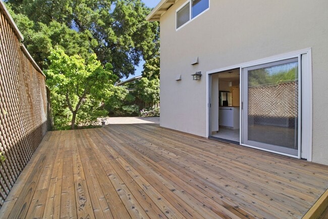 Building Photo - Remodeled 3-Bedroom 2.5-Bathroom Barron Park Home