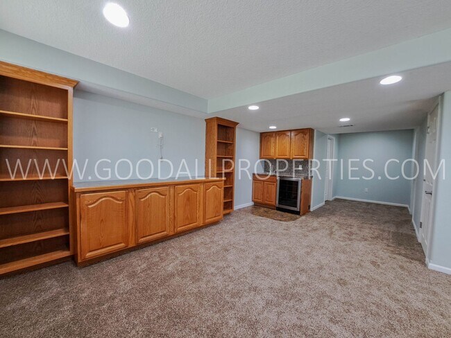 Building Photo - 3 Bedroom 3.5 Bath Urbandale Home Waukee S...