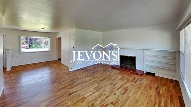 Building Photo - 4105 W Lincoln Ave