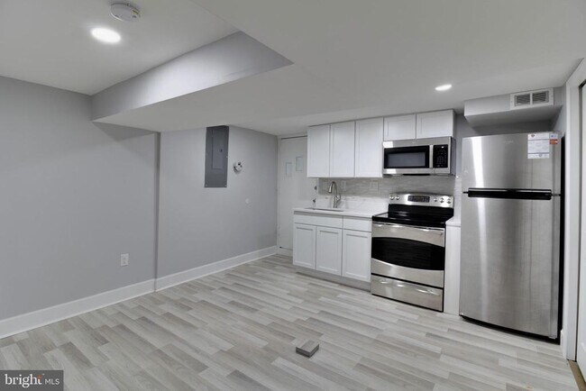 Building Photo - 8431 Willow Oak Rd