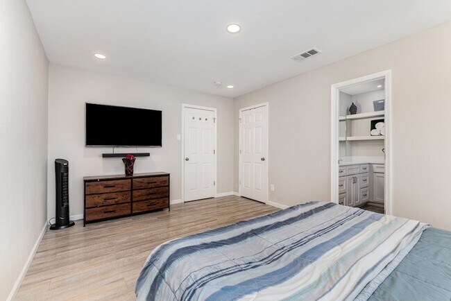 Building Photo - 1700 Delaford Cir