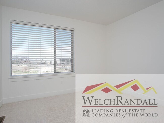 Building Photo - Spacious 3 Bed 2.5 Bath Townhome in West Haven