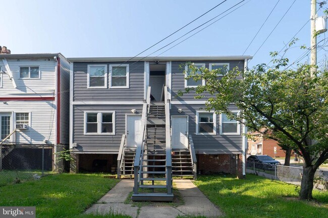 Building Photo - Move In Ready 2 BD 1 BA close to Metro, Sh...