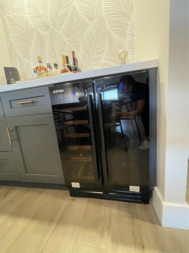 Building Photo - 400 Kings Point Dr