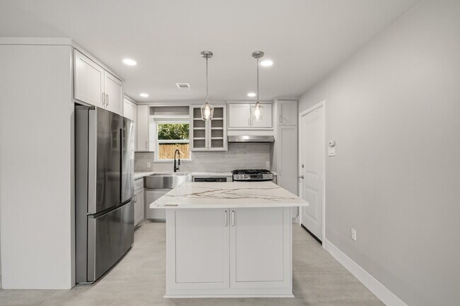 Building Photo - Fully Renovated 4-Bedroom in Northwest Houston with a Private Gated Drive