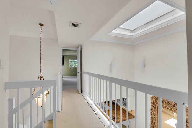 Building Photo - 1222 Hillsboro Mile
