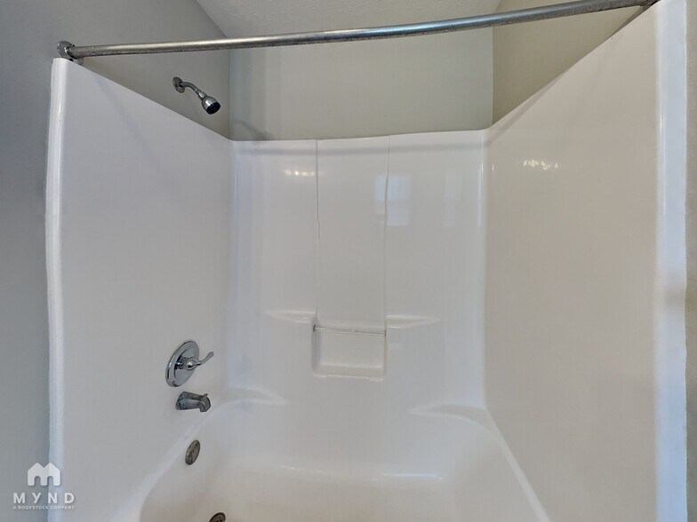 Building Photo - 624 S Mahn Ave