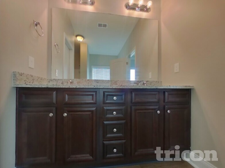 Building Photo - 402 Cranbrooke Dr