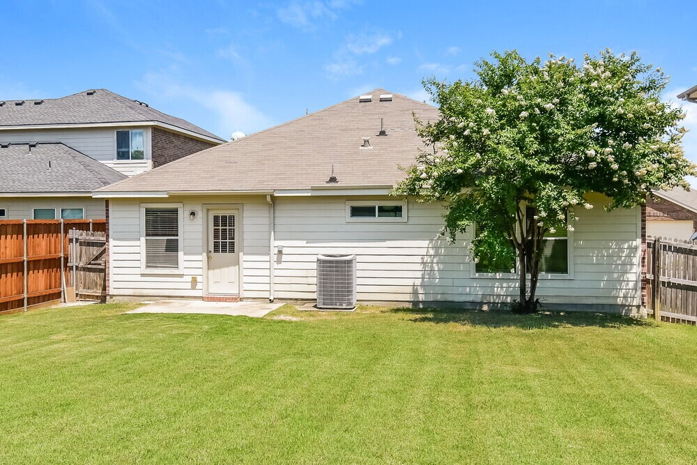 Building Photo - 906 Oak Hollow Ln