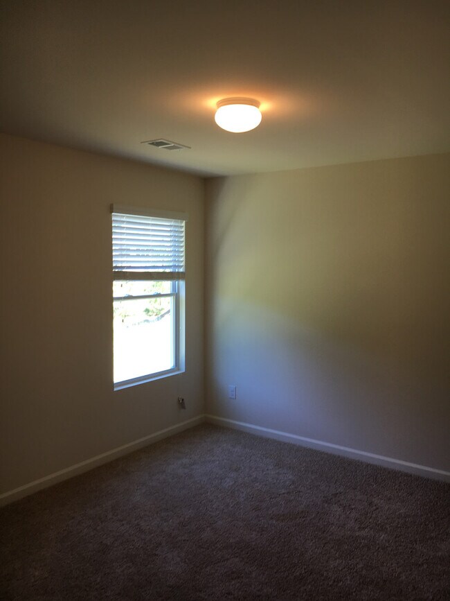 Building Photo - Doss Ferry Community in Kimberly Al  2 story house built 2017, 3 Bedroom, 2.5 bathroom house with...