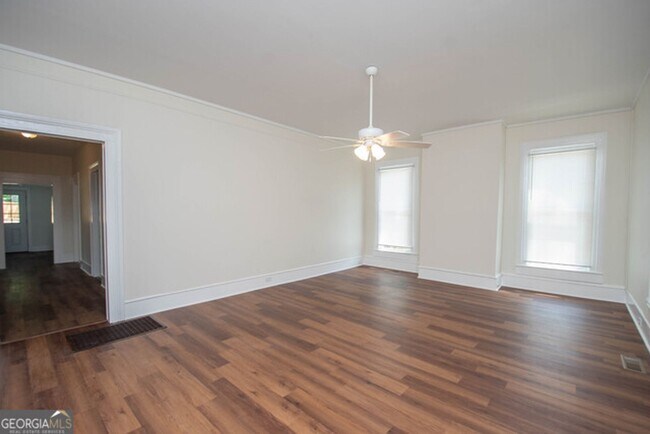 Building Photo - Will not last! Walk to the square in Newna...