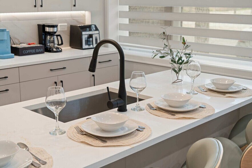 Building Photo - 801 S Western Ave