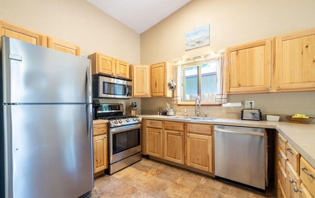 Building Photo - Charming 3-Bedroom Ranch for Rent in Prime...