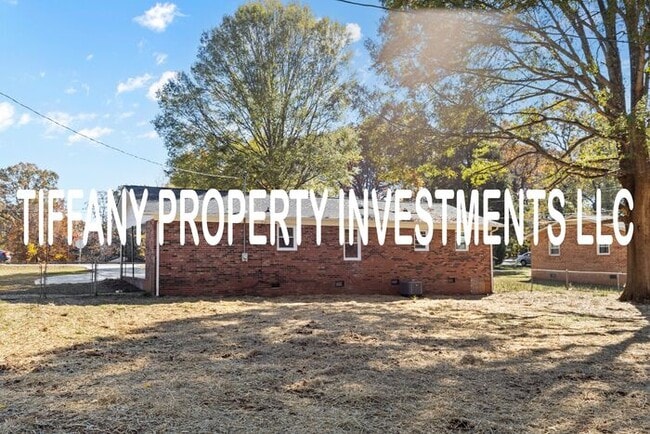 Building Photo - 714 Chal Dr