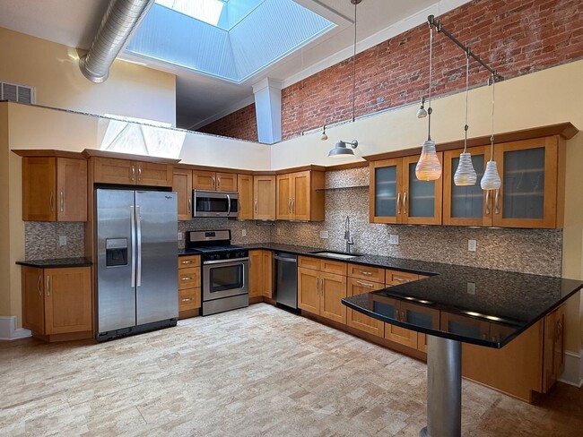 Building Photo - Downtown Loft!