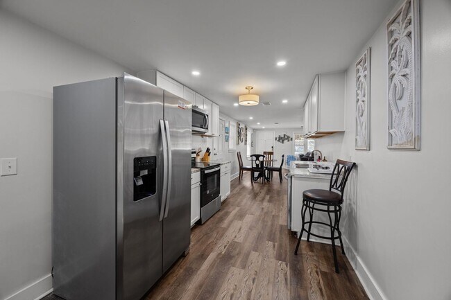 Building Photo - Charming Single-Family Home