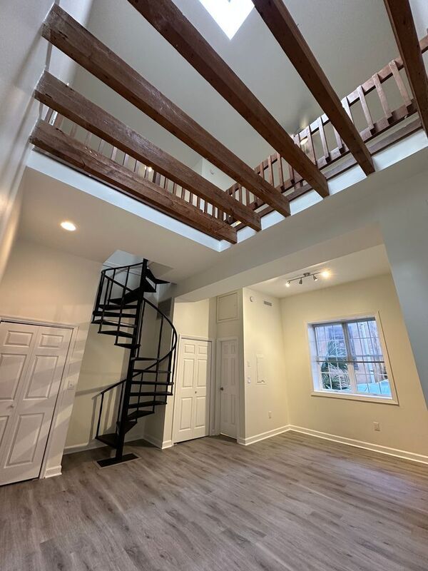 Building Photo - 235 King St