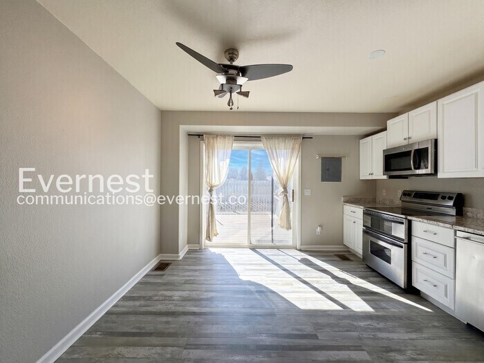 Building Photo - 2040 Oakcrest Cir
