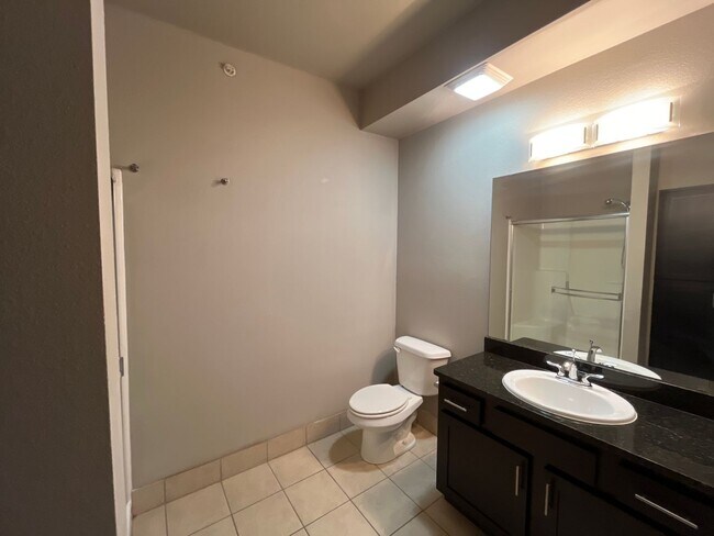 Building Photo - 2 BEDROOM 2 BATH SPACIOUS, OPEN FLOOR