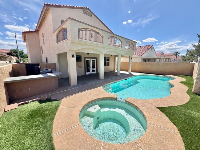 Building Photo - LIMITED TIME ONLY: $500 OFF 2ND MONTH'S RENT -MOVE IN W/IN TWO WEEKS TO TAKE ADVANTAGE of this Be...