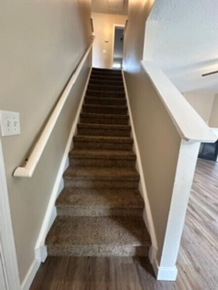 Stairs - 500 Jaclyn Cir