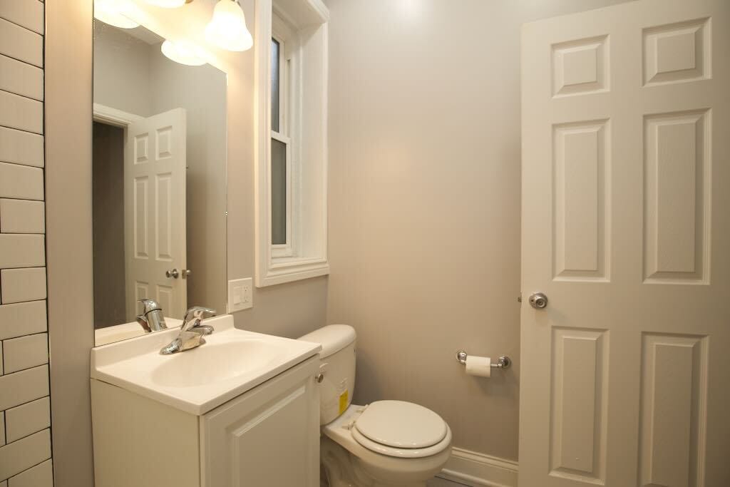 Building Photo - 6253 N Lakewood Ave